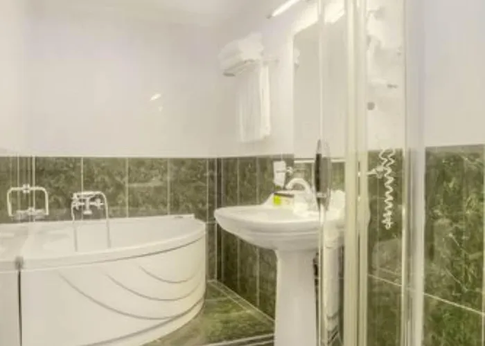 מלון Bretagna Hotel 3*