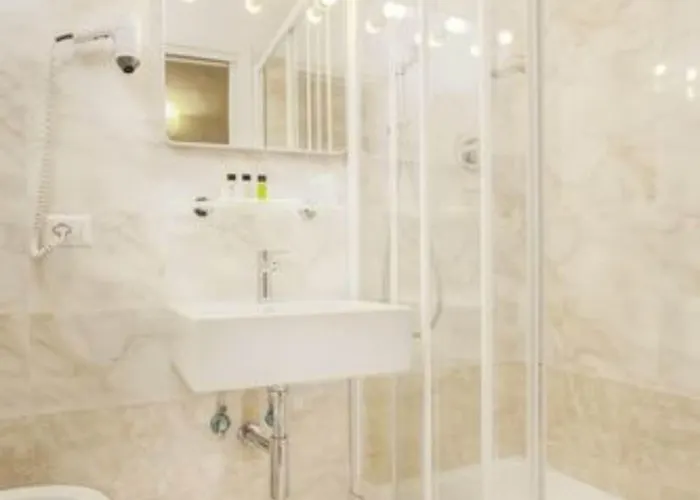 מלון Bretagna Hotel 3*