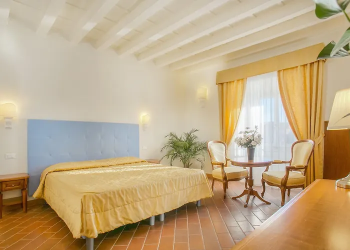 Bretagna Hotel מלון